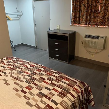 Red Roof Inn Copiague Bagian luar foto