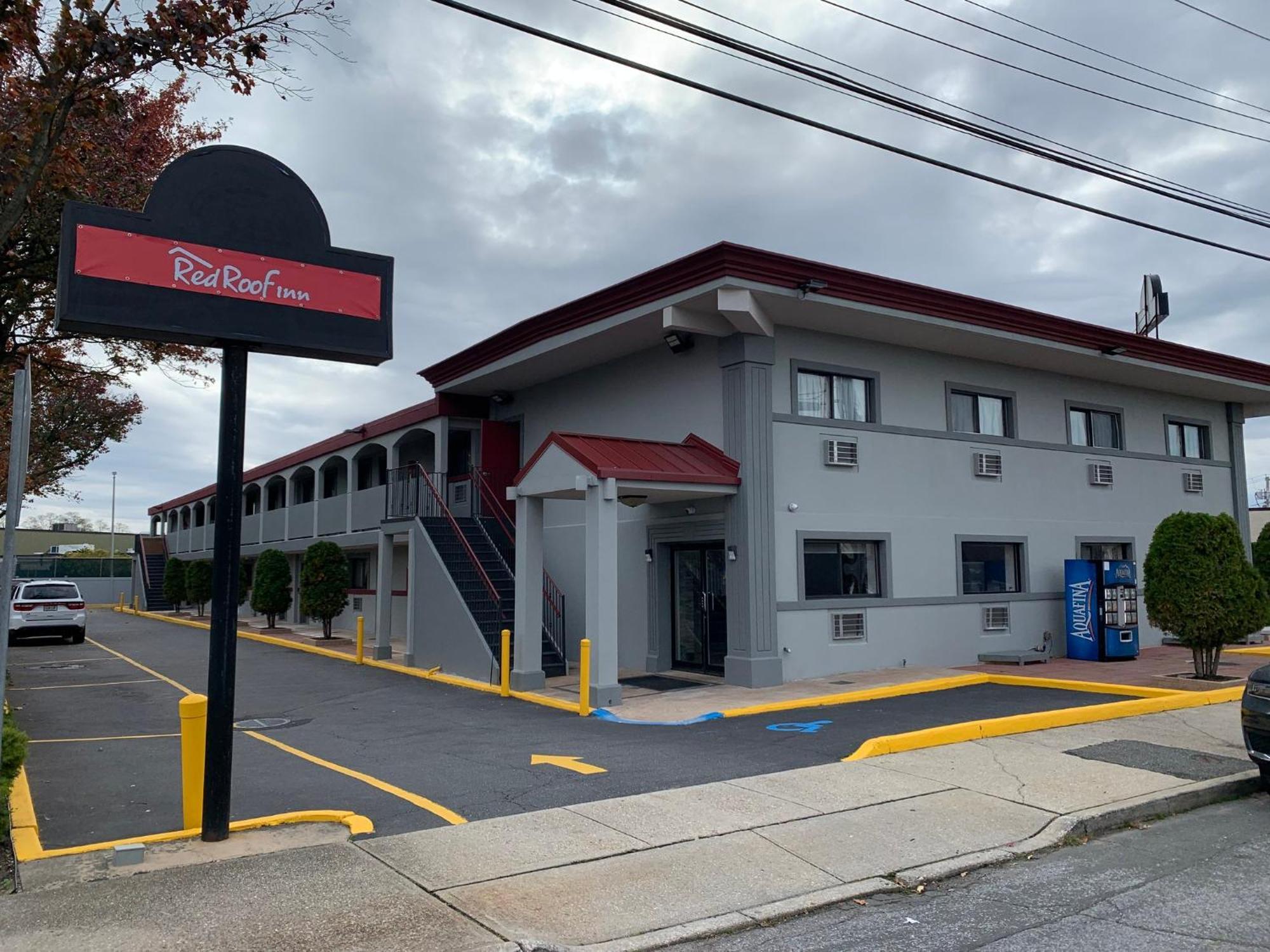 Red Roof Inn Copiague Bagian luar foto