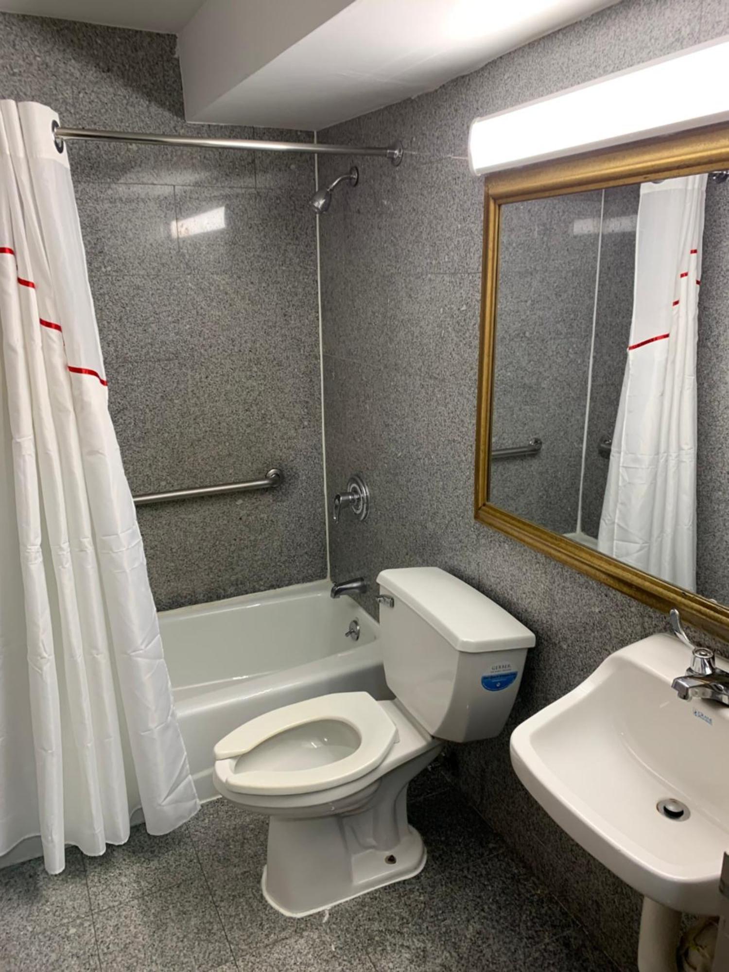 Red Roof Inn Copiague Bagian luar foto